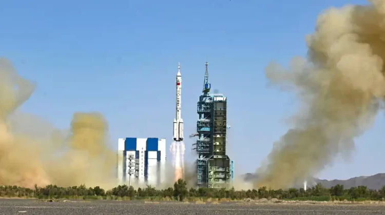 The rocket carrying the Shenzhou-14 mission with three Chinese astronauts lifts off at the Jiuquan Satellite Launch Center in Northwest China’s Gansu Province on 5 June, 2022. (AFP Photo)