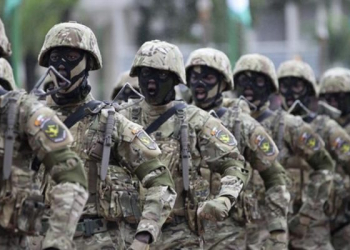 Soldiers from Ivory Coast's Special Forces march in a military parade, marking Independence day, near the presidential palace in Abidjan August 7, 2012 REUTERS/Luc Gnago (IVORY COAST - Tags: MILITARY ANNIVERSARY POLITICS)