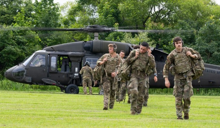 U.S. Army National Guard competitors arrive by helicopter-2025 National Best Warrior