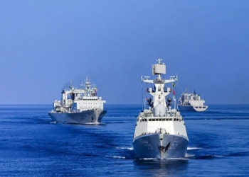 The 39th and 40th Chinese naval escort taskforces hold a farewell ceremony in waters of the Gulf of Aden on the afternoon of February 4, local time. (Photo by Yang Jie)