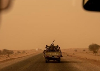 © UNICEF/Ashley Gilbertson A Nigerien military convoy on a counter-terrorism patrol in the Sahara Desert.