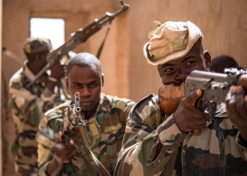 Niger Armed Forces members clear a corridor during a training exercise with the 409th Expeditionary Security Forces Squadron air advisors at Nigerien Air Base 201 in Agadez, Niger, July 10, 2019. Image: US Air Force/Staff Sgt. Devin Boyer