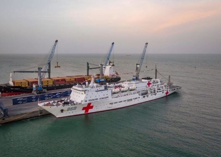 The Chinese People's Liberation Army Navy hospital ship Auspicious Ark arrived in Conakry, the capital of Guinea, on Saturday to begin a seven-day friendly visit and provide medical services, marking the first visit by a Chinese naval hospital ship to Guinea.
