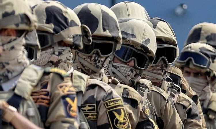 Egyptian special forces soldiers deploy near the border with the Gaza Strip on 20 October 2023 (AFP)